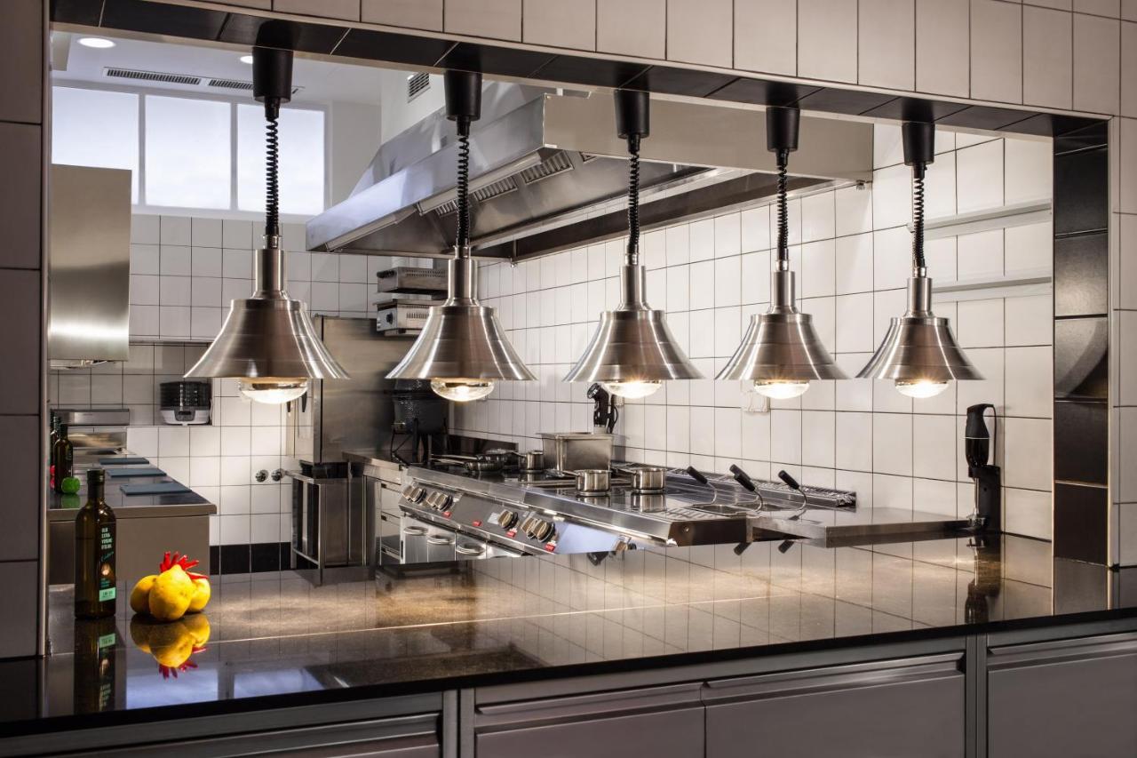 Hotel Splendide Royal Лугано Екстериор снимка A commercial kitchen